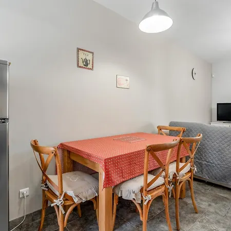 Garrigue - Cassandra Tavel